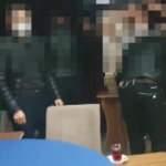Yasaklara rağmen kumar oynayan 17 kişi yakayı ele verdi