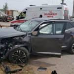 Antalya'da otomobiller &ccedil;arpıştı: 2 si ağır 5 yaralı