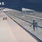 Hindistan’da istasyon çalışanı raylara düşen çocuğu böyle kurtardı