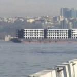 İlginç anlar! İstanbul Boğazı'ndan 'apartman' geçti