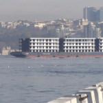 İstanbul Boğazı'ndan '4 katlı apartman' geçti