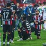  Samsunspor ve Bursasporlu futbolcular saha kenarında oruçlarını açtı
