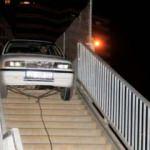 Yaya üst geçidine otomobili bırakıp kaçtı