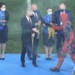  Artem Dzyuba kupa seremonisine 'Deadpool' kostümüyle çıktı