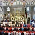 Bugün Cuma Namazı camide kılınacak mı? Tam kapanmada camiler açık mı olacak?