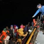 Çanakkale açıklarında 56 düzensiz göçmen kurtarıldı