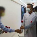 Doktoru affetti, sağlık&ccedil;ılara karanfil dağıtarak ceza almaktan kurtuldu