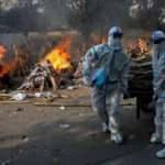 Hindistan'daki krematoryumlarda yer kalmadı