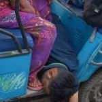 Hindistan'dan acı kare: Ölen oğlunu kendi taşıdı