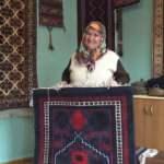 Kanser hastası kadın televizyonda g&ouml;rd&uuml;ğ&uuml; halıyı dokuyarak hayata tutundu!