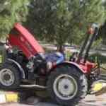 Kapı kirişi &uuml;zerine devrilen trakt&ouml;r s&uuml;r&uuml;c&uuml;s&uuml; &ouml;ld&uuml;