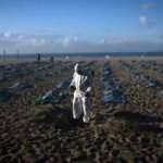 Sahilde ceset torbalarıyla mesaj verdiler! &Uuml;lkede &ouml;l&uuml; sayısı 400 bini aştı