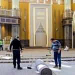 Taksim caminin deve t&uuml;y&uuml; rengi halıları seriliyor