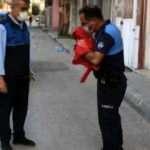 Zabıtalar, çöpte buldukları bayrağı öpüp, muhafaza altına aldı