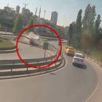 Bağcılar'da viraja hızla giren otomobil bariyere çarptı; Kaza anı kamerada