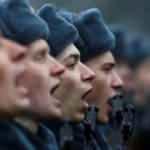 Belarus'ta eski askerlerin rütbeleri söküldü
