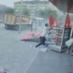 Elazığ'da korkutan fırtına! Dondurma dolabını böyle savurdu