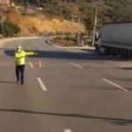 Sosyal medyada canlı yayın yaparken polislere küfür eden tır şoförüne hapis cezası!