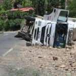 Hakkari'de ip y&uuml;kl&uuml; TIR devrildi