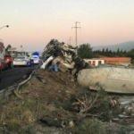 İzmir'de çimento yüklü tırın devrildi: 2 ölü