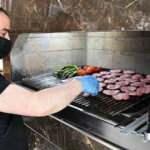Sivas'ın tescilli köftesi paket servisle iftar sofralarına ulaştırılıyor