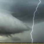 &Uuml;zerine yıldırım d&uuml;şen gen&ccedil; hayatını kaybetti