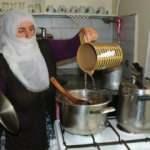 Vanlı kadınlar evlerinde hazırladıkları yemekleri paylaşıyor