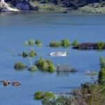 Baraj altında kalan k&ouml;ylerini terk etmiyorlar