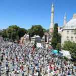 Cuma hutbesinde eller Mescid-i Aksa için semaya kalktı