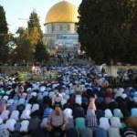 Filistinlilerden &ccedil;ağrı: Bayram namazında kırmızı kurdele takalım