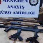 İzmir’de kaçtıktan sonra kaza yapan şüpheli araçtan silahlar ve tüfekler çıktı