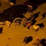 'Laf atma' kavgası meydan savaşına döndü... Taşlı sopalı kavga kamerada
