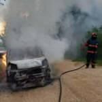 Sakarya'da alevlere teslim olan araç küle döndü