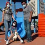 Kedi köpek yerine ördekle geziyorlar 