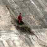 Baraja d&uuml;şerken otlara tutunarak hayatta kaldı, arkadaşı ise kayıp