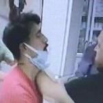 &Ccedil;ocuğunun damar yolunu a&ccedil;an hemşireyi yumrukladı, doktoru darbetti