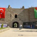 Diyarbakır'ın tarihi surlarına Türk ve Filistin bayrakları asıldı