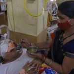 Hindistan'da koronavir&uuml;sten sonra yeni salgın! Hastaların g&ouml;z&uuml;n&uuml; oyuyorlar