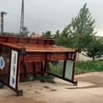 Fırtına etkili oldu! Çatılar uçtu, ağaçlar devrildi
