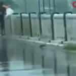 Hindistan'da koronavirüsten ölen kişiyi nehre attılar!