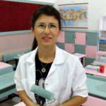 Derya öğretmen pandemide kolları sıvadı! Sıraları onarıp, boyadı