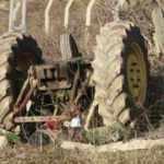 Devrilen trakt&ouml;r&uuml;n s&uuml;r&uuml;c&uuml;s&uuml; hayatını kaybetti