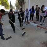 Filistinli gençler, İsrail'in Gazze'de neden olduğu enkazı temizliyor