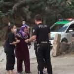 Kavga eden gencin kavgayı ayırmak isteyen anne ve kız kardeşi satırla yaralandı