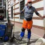 Patenli temizlik işçisi ilçede ilgi odağı oldu