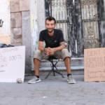 10 liraya dert dinliyor, kendisini ağlatana 100 lira veriyor