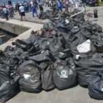 2 saatte deniz ile sahilden 1 ton çöp topladılar