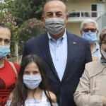 Çavuşoğlu halkla Türkçe konuştu, Yunan muhabir tuhaf bir anons çekti