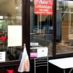 Hırsızdan bıkan esnaf kapıya not yazdı! Kapıya ise 'a&ccedil;tır' diye ekmek bıraktı