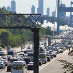 K&ouml;pr&uuml;de ara&ccedil; yangını: Trafik kilitlendi